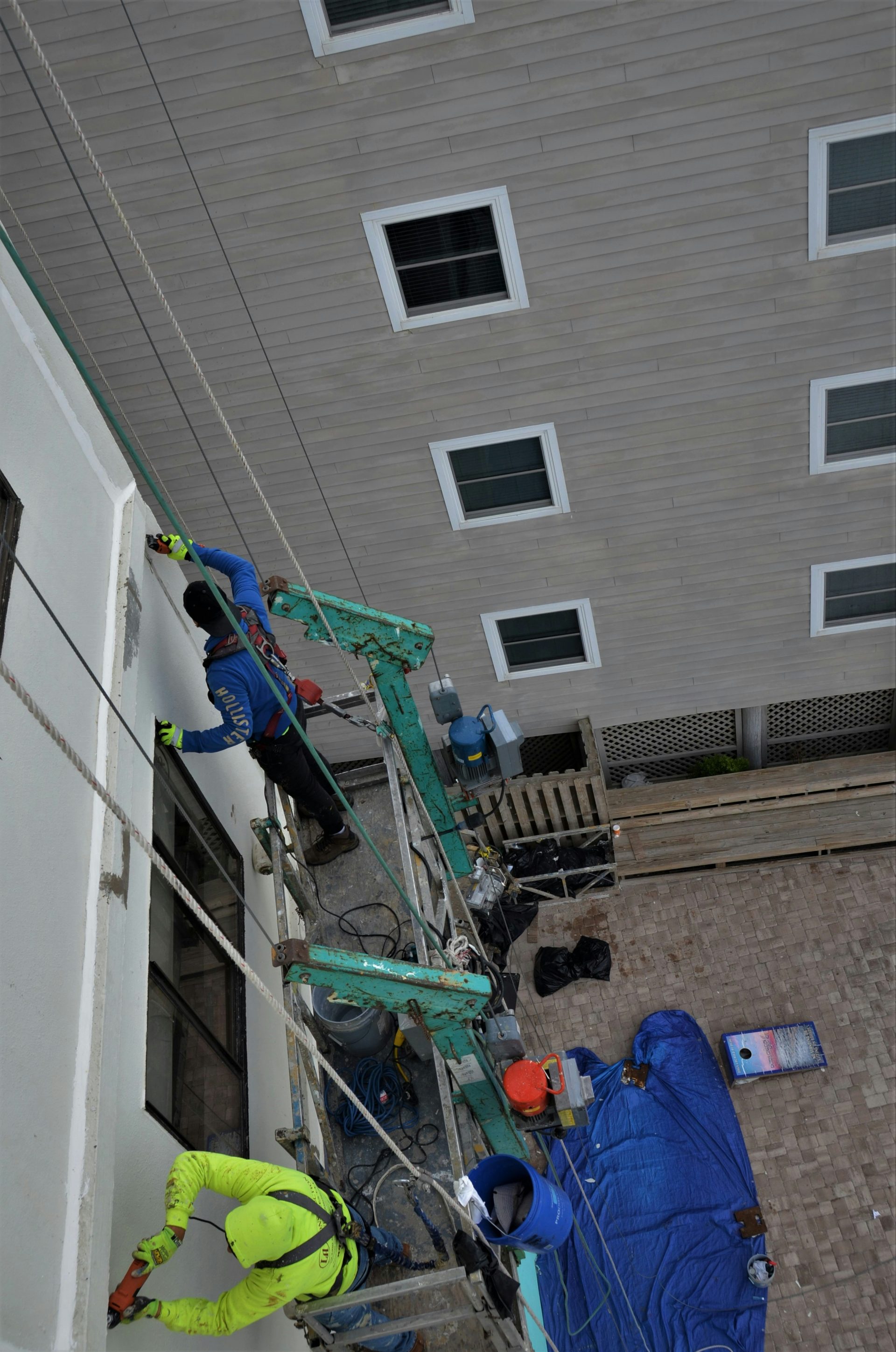 un grupo de personas trabajando en un tejado